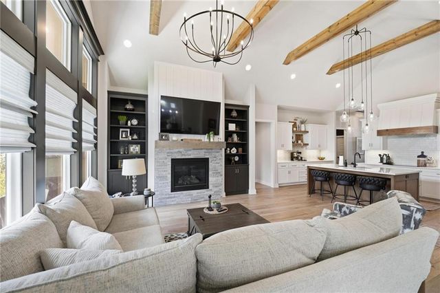 161 NW Carson Drive, Lee's Summit, MO 64081