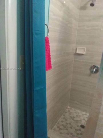 1800 Pinehurst Dr 1, West Palm Beach, FL 33407