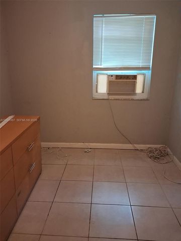 1800 Pinehurst Dr 1, West Palm Beach, FL 33407