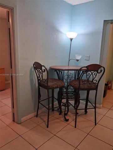 1800 Pinehurst Dr 1, West Palm Beach, FL 33407