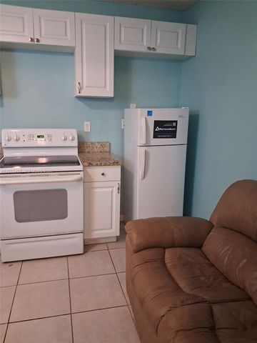 1800 Pinehurst Dr 1, West Palm Beach, FL 33407
