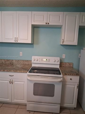 1800 Pinehurst Dr 1, West Palm Beach, FL 33407