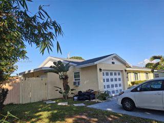 1800 Pinehurst Dr 1, West Palm Beach, FL 33407