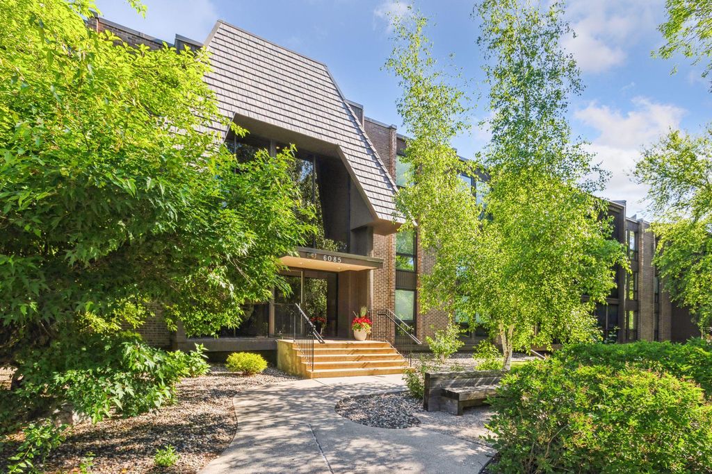 6085 Lincoln Drive 214, Edina, MN 55436