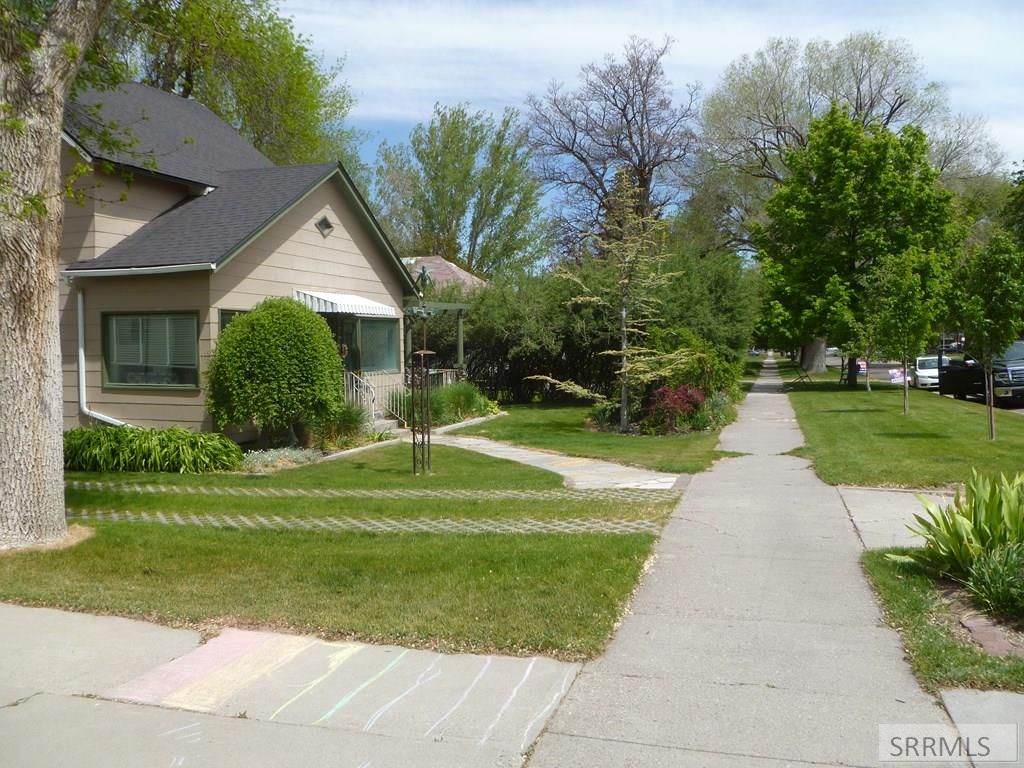Image 2 of property listing at 748 Falls Avenue, American Falls, ID 83211