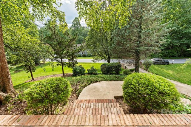 314 Sweetwater Hills Drive, Hendersonville, NC 28791