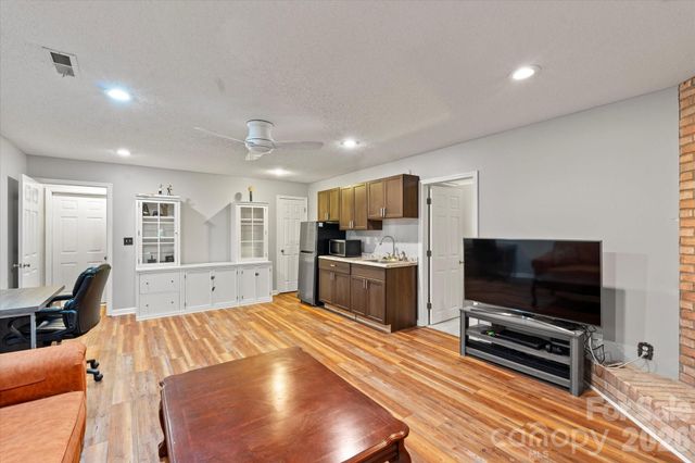 314 Sweetwater Hills Drive, Hendersonville, NC 28791