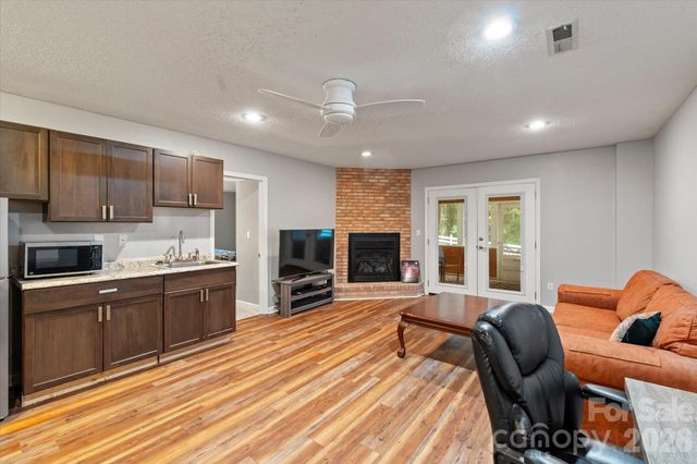 314 Sweetwater Hills Drive, Hendersonville, NC 28791