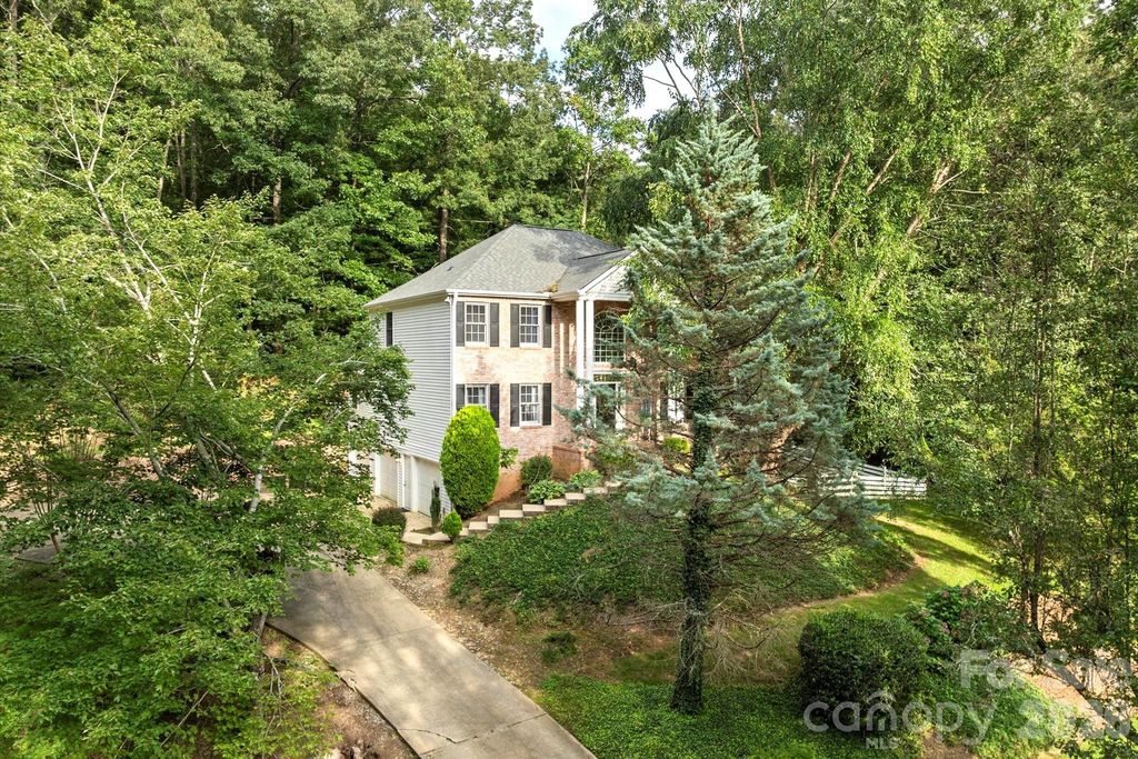 314 Sweetwater Hills Drive, Hendersonville, NC 28791