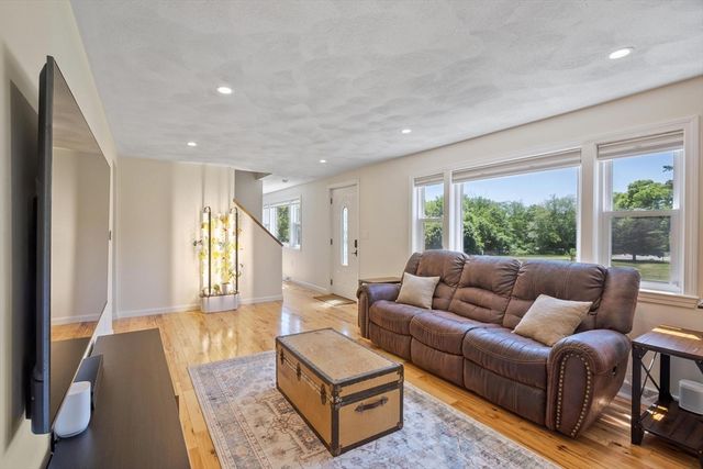 168 Washington St, Groveland, MA 01834
