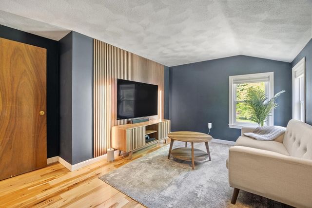 168 Washington St, Groveland, MA 01834