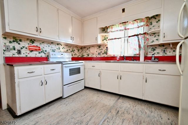 5 Gwyneth Rd, West Milford Twp., NJ 07480