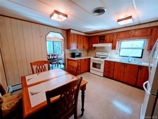6 Short Lane, Hyde Park, NY 12538