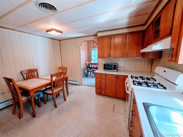 6 Short Lane, Hyde Park, NY 12538