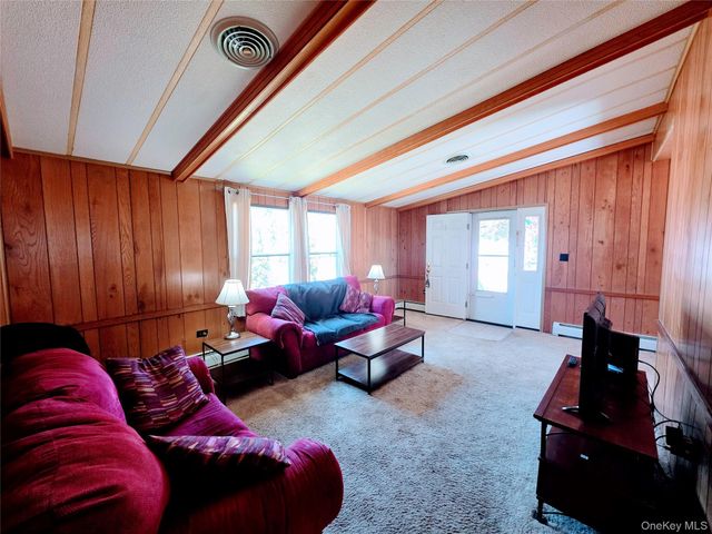 6 Short Lane, Hyde Park, NY 12538