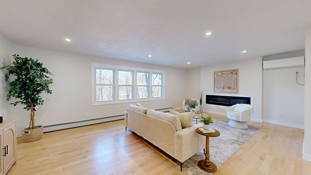 7 Woodlawn Drive, Sturbridge, MA 01566