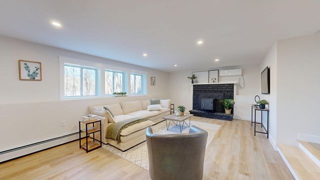 7 Woodlawn Drive, Sturbridge, MA 01566