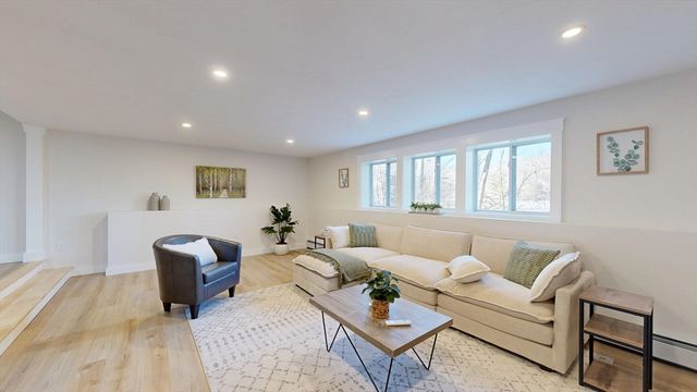 7 Woodlawn Drive, Sturbridge, MA 01566