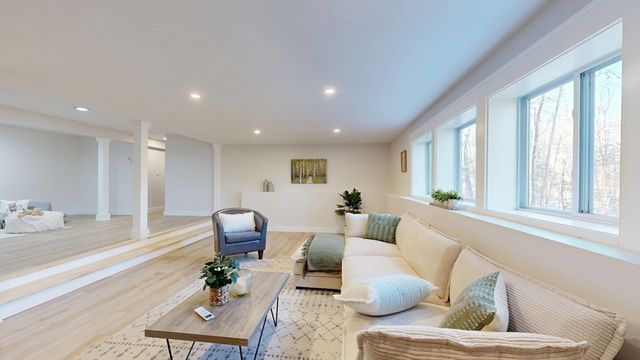 7 Woodlawn Drive, Sturbridge, MA 01566