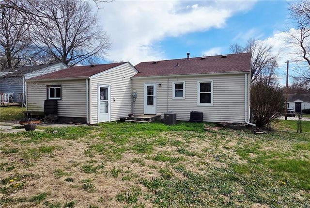 1606 W Sheley Road, Independence, MO 64052