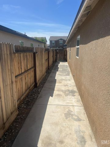 5918 Esmerelda Avenue, Bakersfield, CA 93313