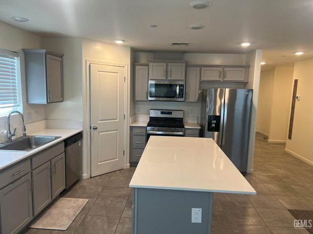 5918 Esmerelda Avenue, Bakersfield, CA 93313