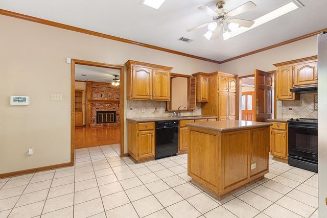 8 Edgewater Cove, Maumelle, AR 72113