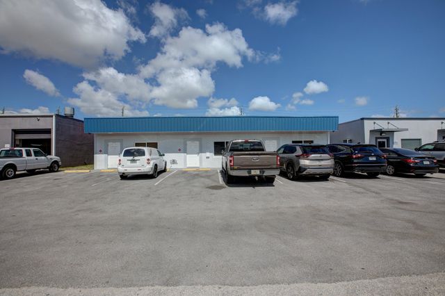 1053 NE 43rd Street, Oakland Park, FL 33334