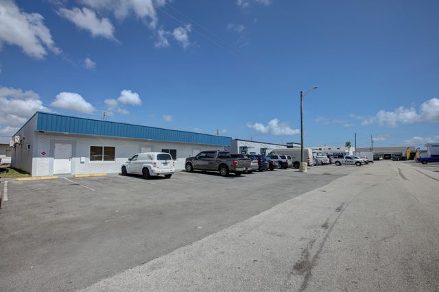 1053 NE 43rd Street, Oakland Park, FL 33334