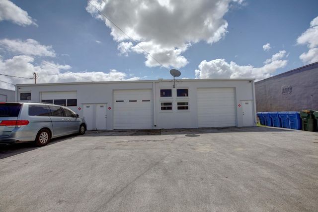 1053 NE 43rd Street, Oakland Park, FL 33334