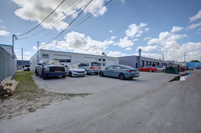 1053 NE 43rd Street, Oakland Park, FL 33334