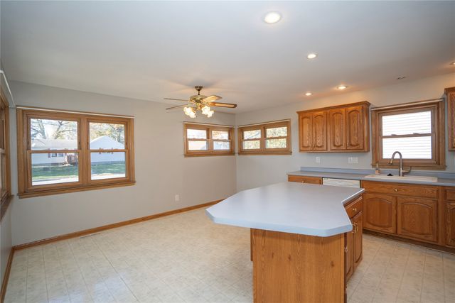 716 E 11th Street N, Newton, IA 50208