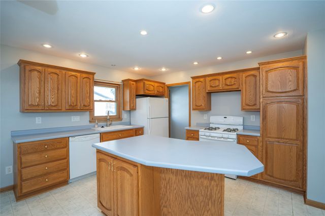 716 E 11th Street N, Newton, IA 50208