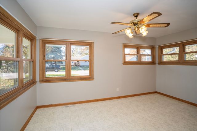 716 E 11th Street N, Newton, IA 50208