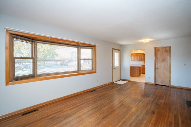 716 E 11th Street N, Newton, IA 50208