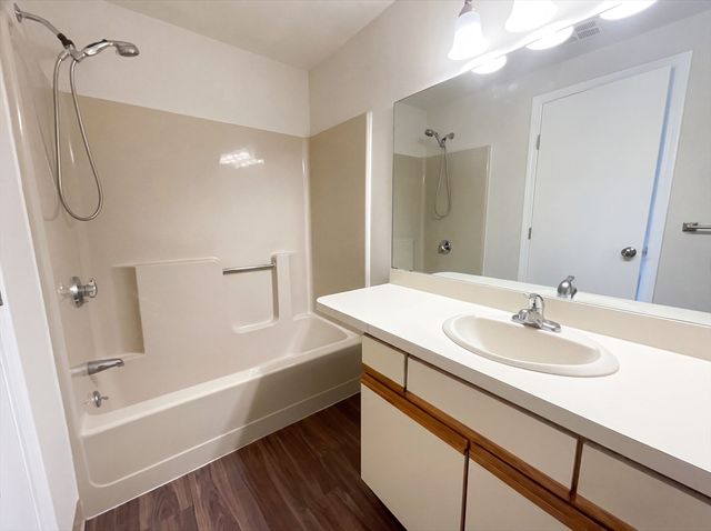 20 Lordvale Blvd 202, Grafton, MA 01536