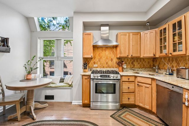 1618 N Burling Street A, Chicago, IL 60614