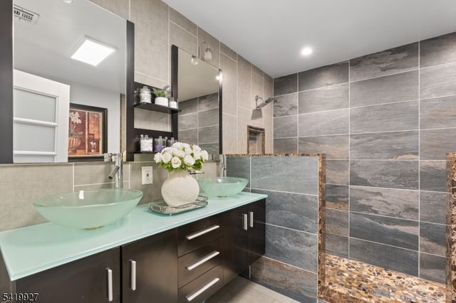 886 Degraw Ave, Newark City, NJ 07104