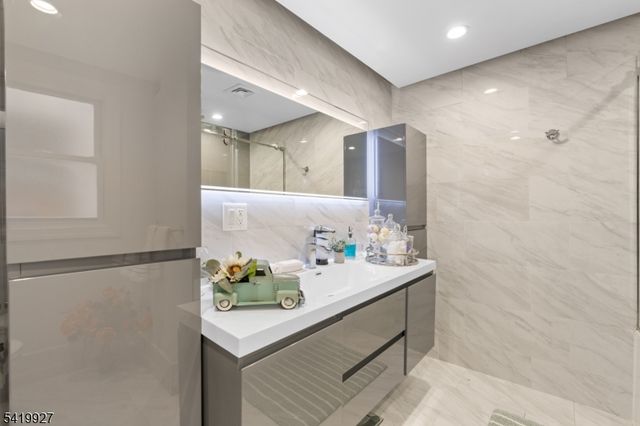 886 Degraw Ave, Newark City, NJ 07104