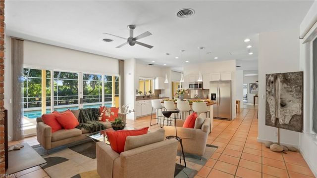 586 Yucca RD, Naples, FL 34102