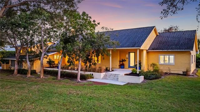 586 Yucca RD, Naples, FL 34102