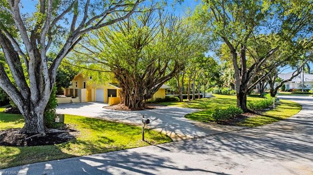 586 Yucca RD, Naples, FL 34102