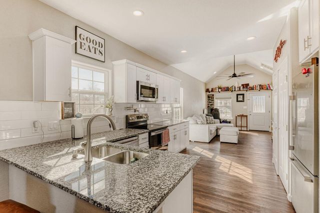 226 Spruce Ave, Luling, TX 78648