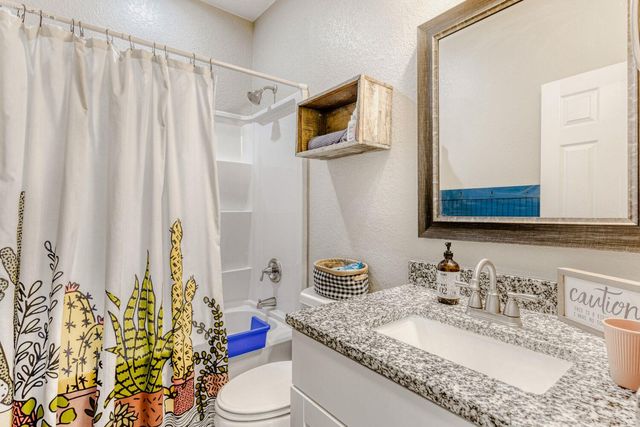 226 Spruce Ave, Luling, TX 78648