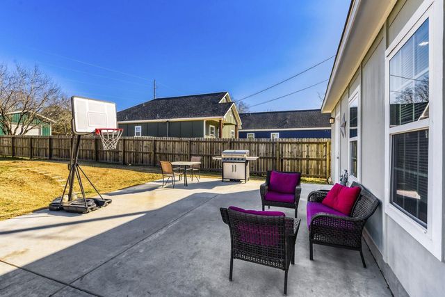 226 Spruce Ave, Luling, TX 78648