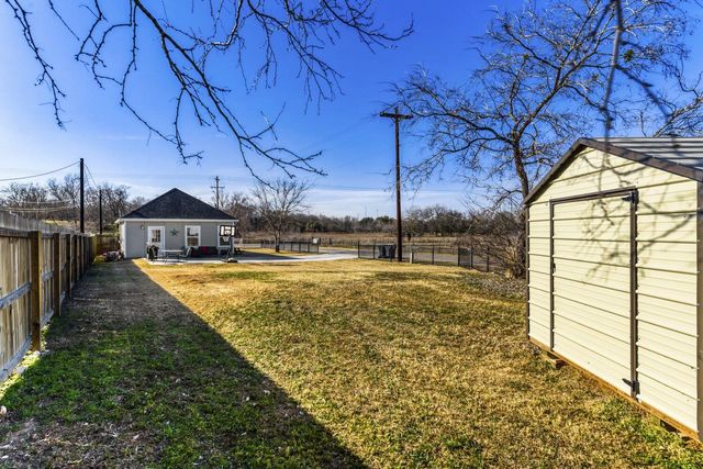 226 Spruce Ave, Luling, TX 78648