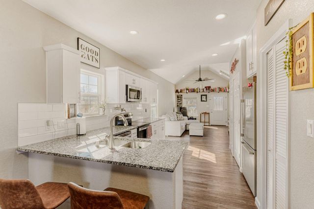 226 Spruce Ave, Luling, TX 78648