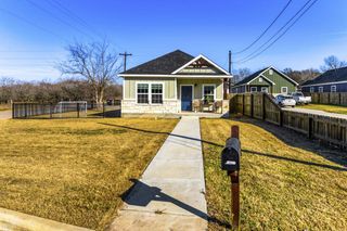 226 Spruce Ave, Luling, TX 78648