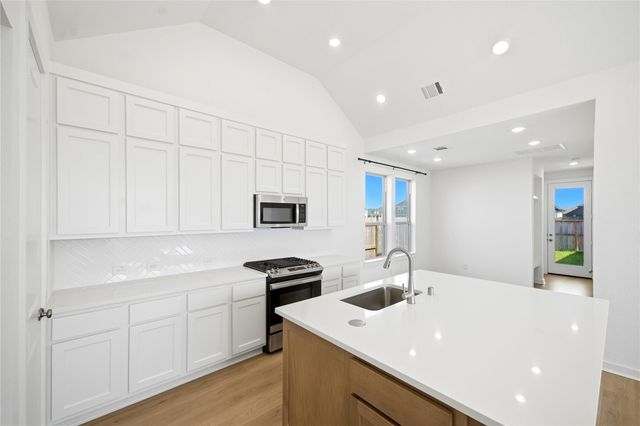 11915 S Pavillion Drive, Mont Belvieu, TX 77523