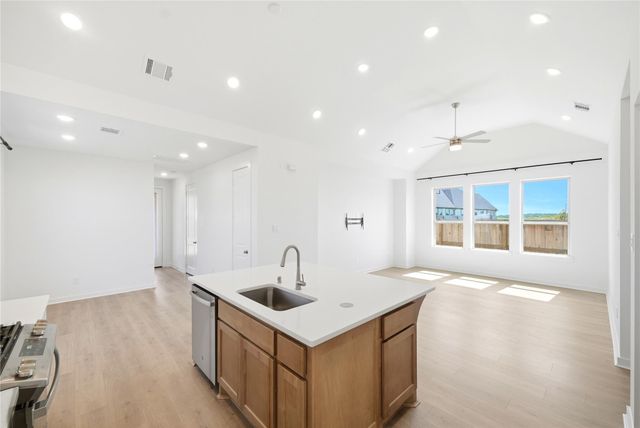 11915 S Pavillion Drive, Mont Belvieu, TX 77523